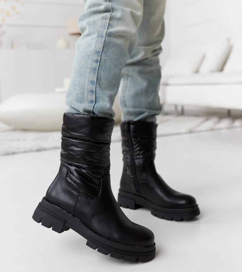 Černé zateplené kotníčkové boty s prošíváním Malvaro