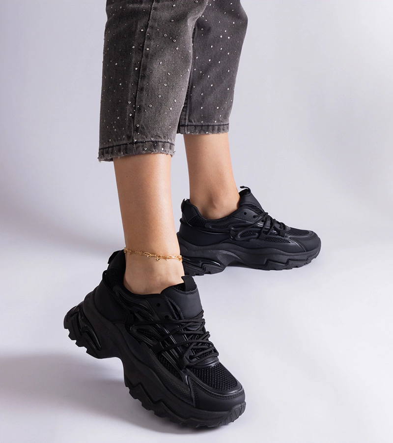 Černé sportovní tenisky na masivní podrážce Roxana