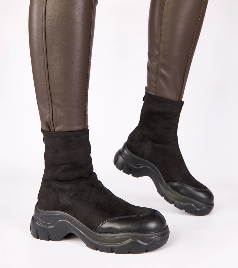 Černé kotníkové boty z eko semiše na masivní podešvi Alana