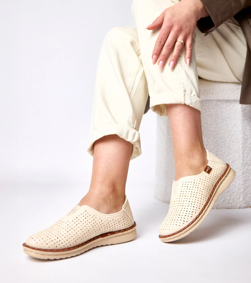 Černé polobotky na masivní podrážce Cheshire