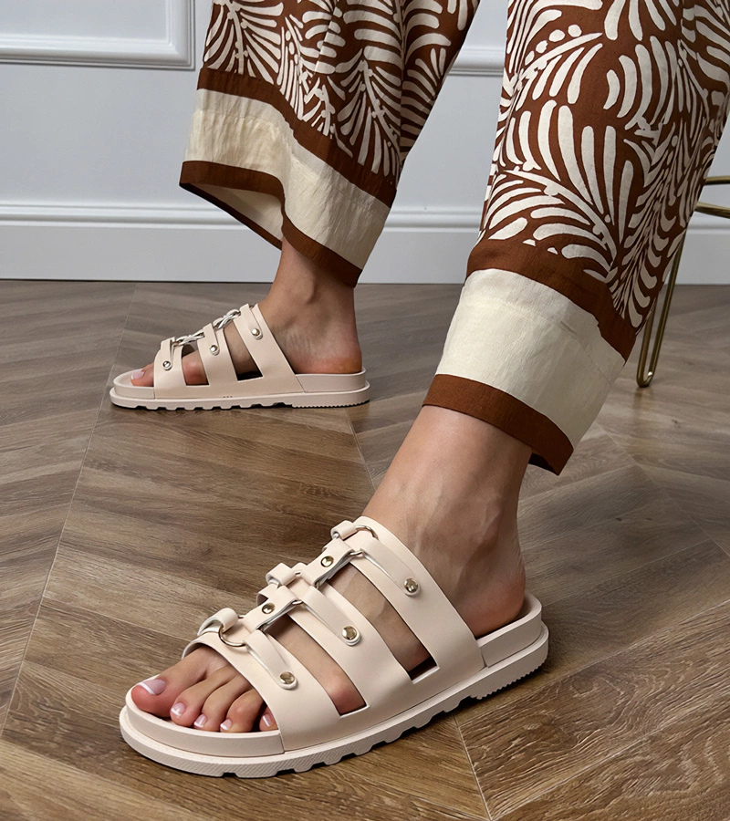 Béžové římské pantofle s cvoky Elenois