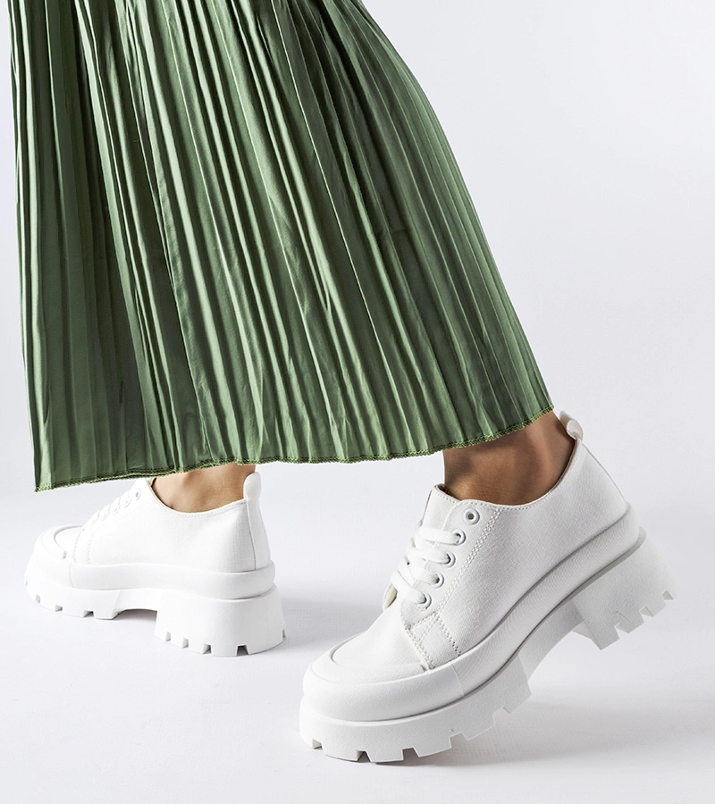 Bílé polobotky na masivní podrážce Pointe