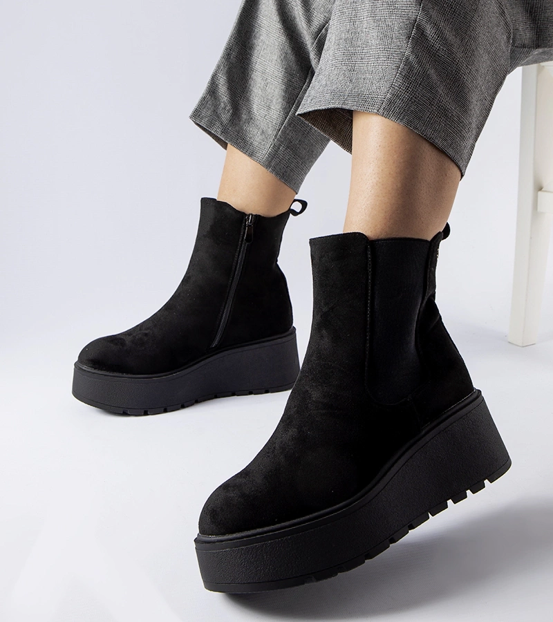 Černé zateplené kotníkové boty na klín Discesa