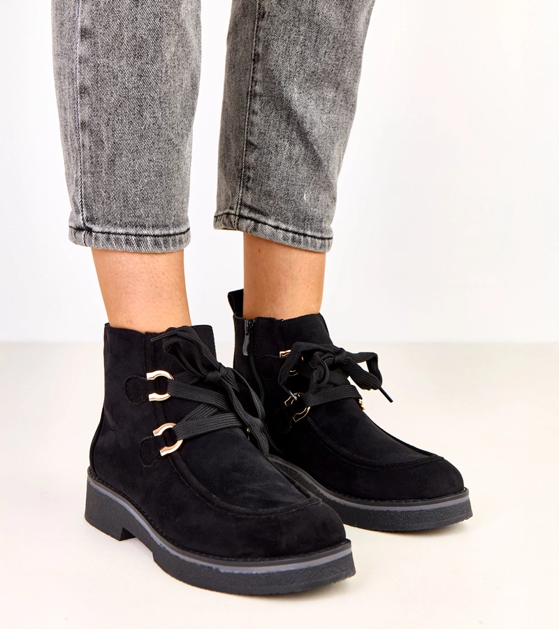 Černé zateplené kotníkové boty s ozdobnými tkaničkami Katrins