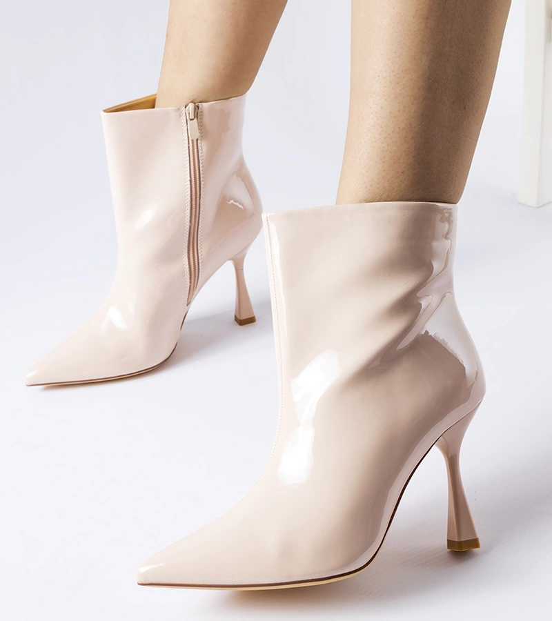 Bežové lakované kotníčkové boty na podpatku Dionisi
