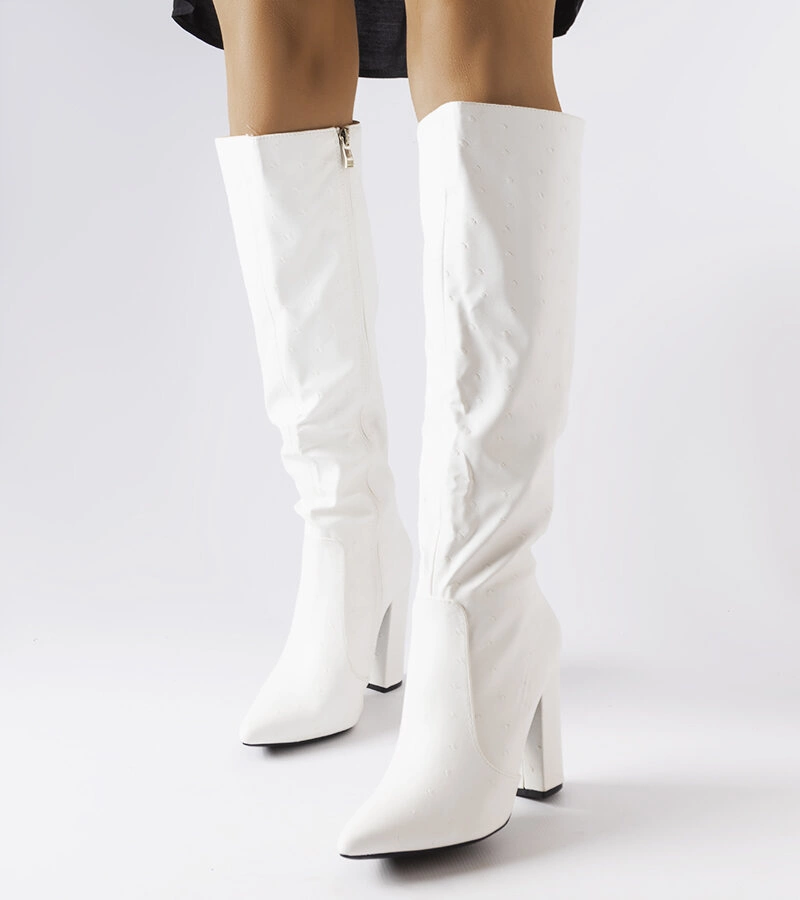 Bílé embosované boty s příspěvkem Delfina