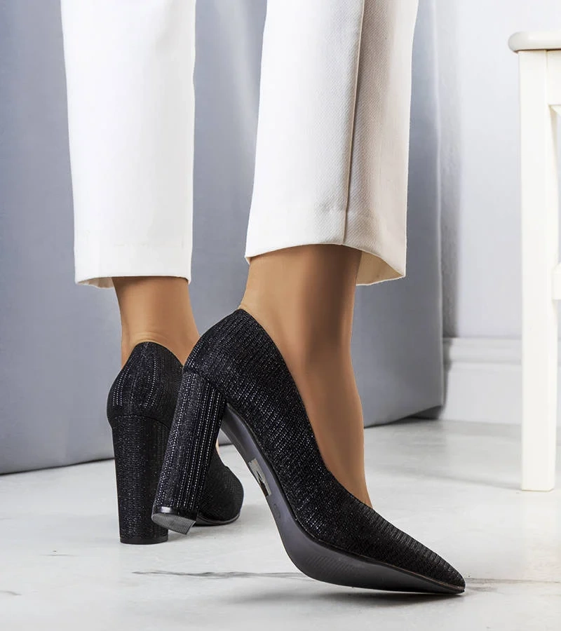 Černé lodičky na jehlovém podpatku Theiss