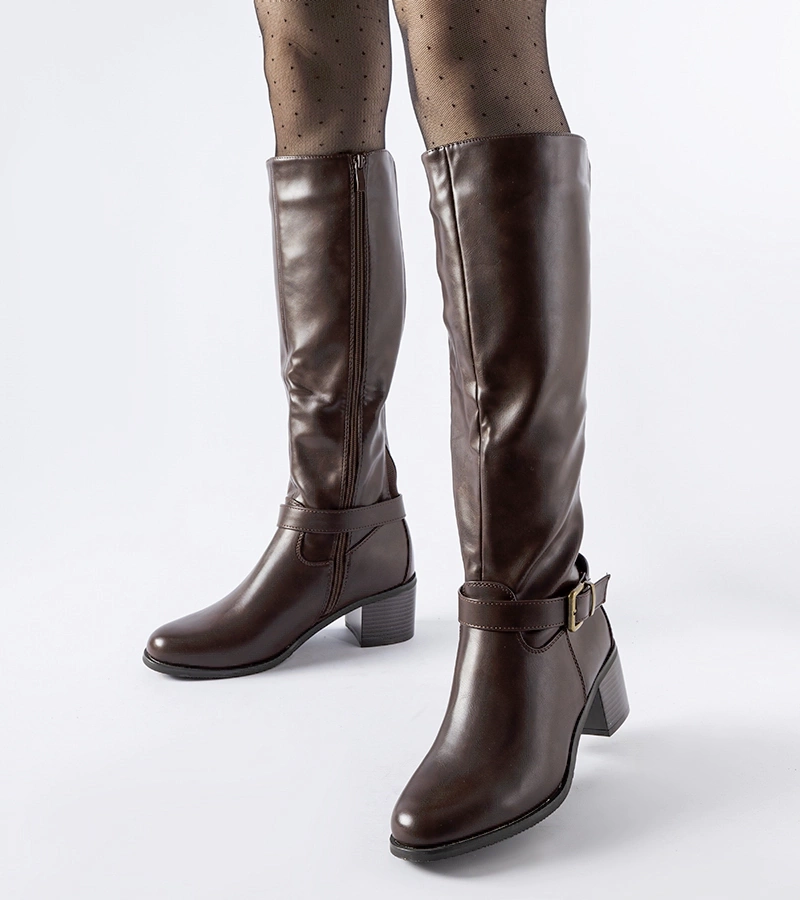 Tmavě hnědé kozačky s ozdobnou sponou Ernest.