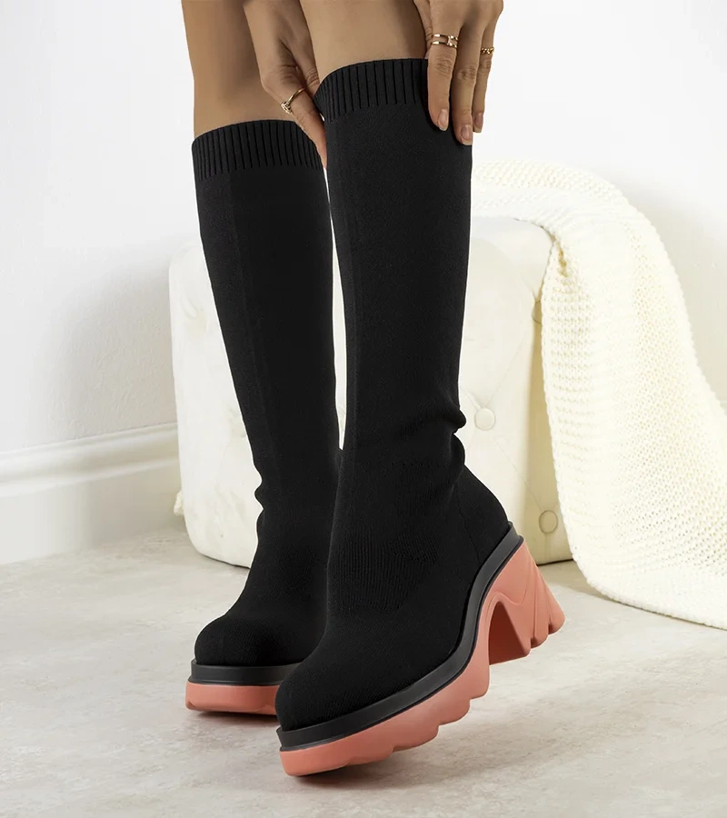 Černé boty s růžovou podrážkou od Natale