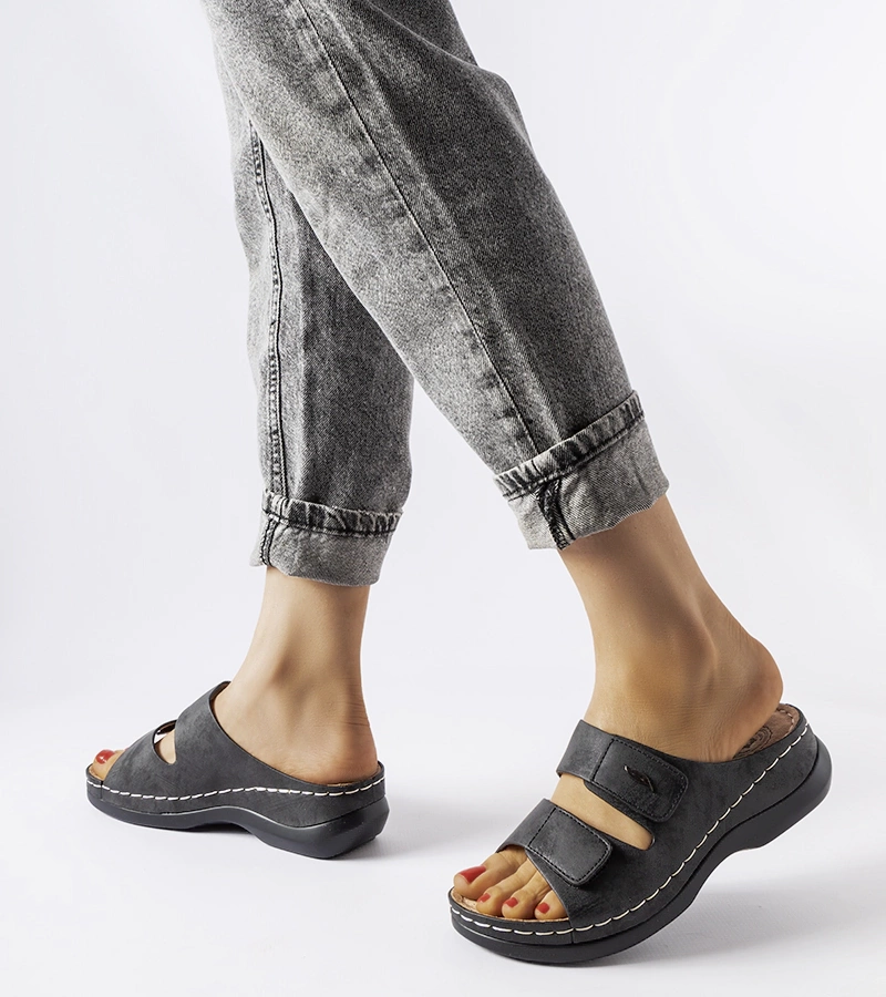 Černé žabky na nízkém podpatku Fréchette