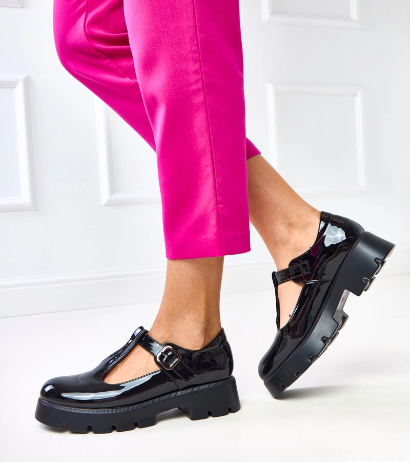 Černé lakované polobotky na podpatku se zapínáním Juliska