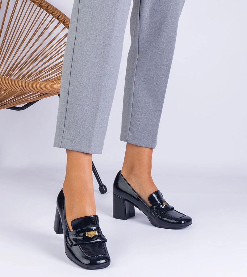 Černé lakované dámské polobotky na podpatku Vergento