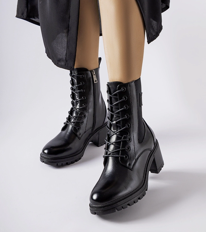 Černé vystužené kotníkové boty na sloupku Vinceza