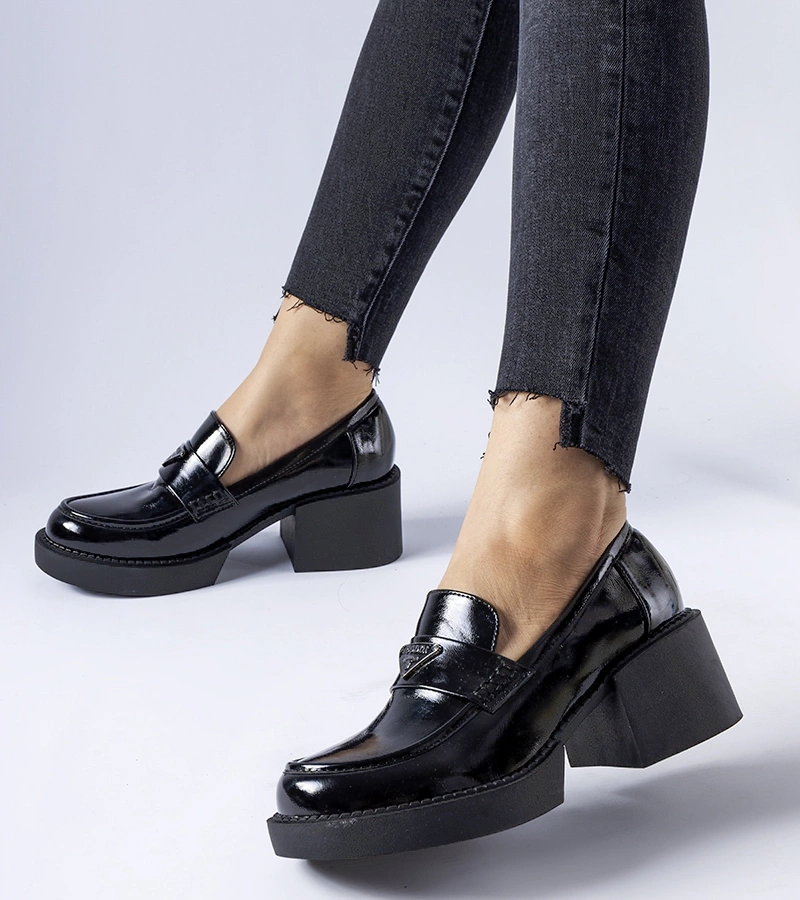 Černé lakované lodičky na podpatku Hobbs