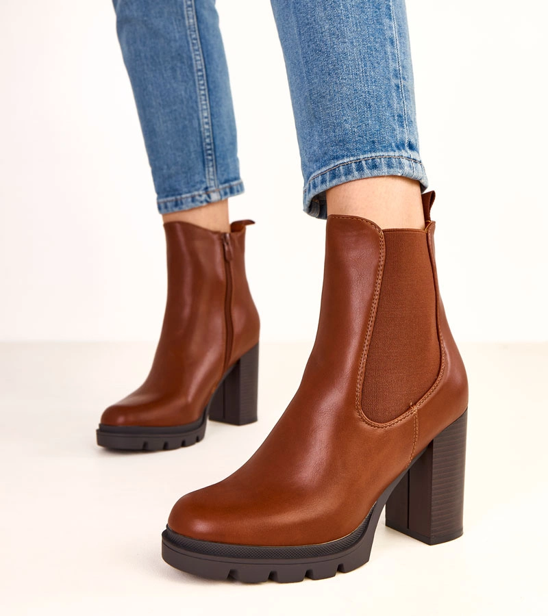 Hnědé kotníkové boty na podpatku s elastickou vsadkou Darina