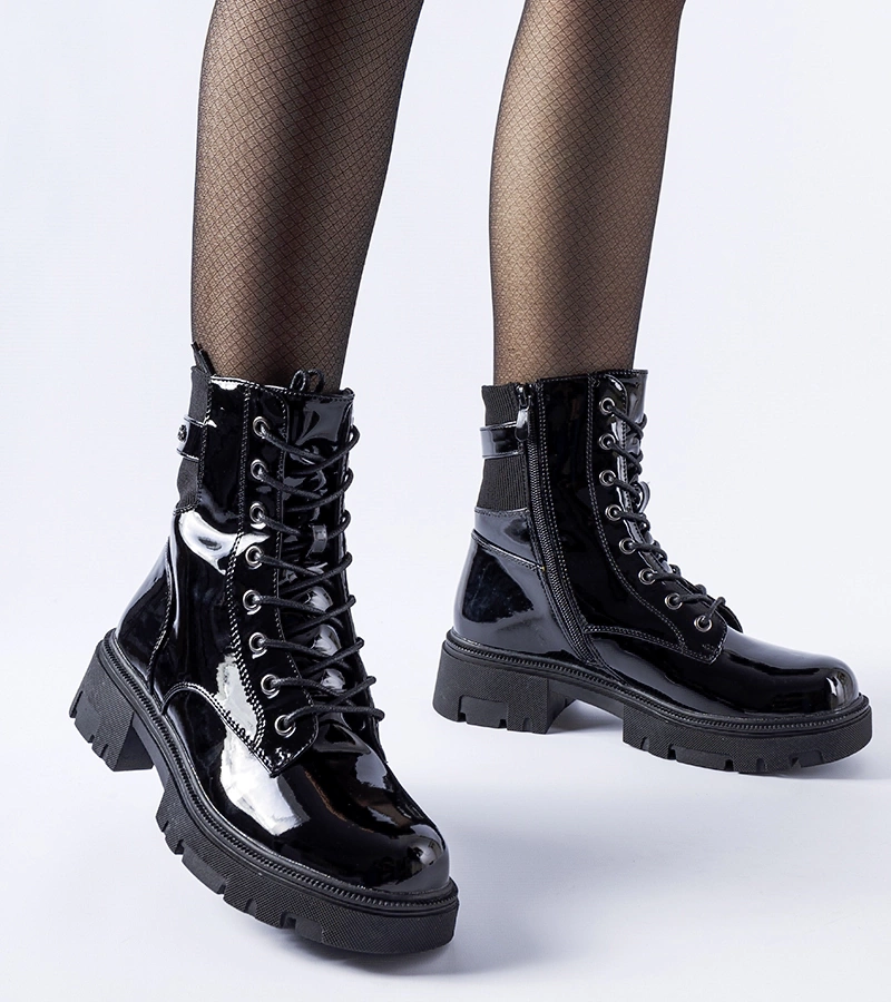 Černé lakované lehce podšívované botky Cunha