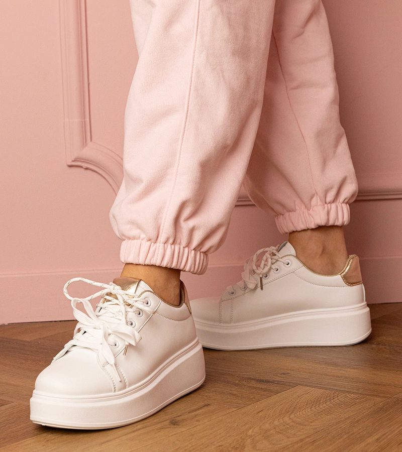 Bílo-zlaté sportovní tenisky na platformě Kler