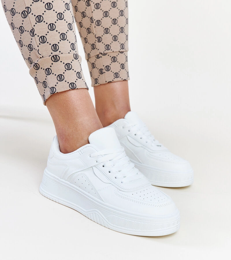 Bílé tenisky na silnější podrážce Intisa