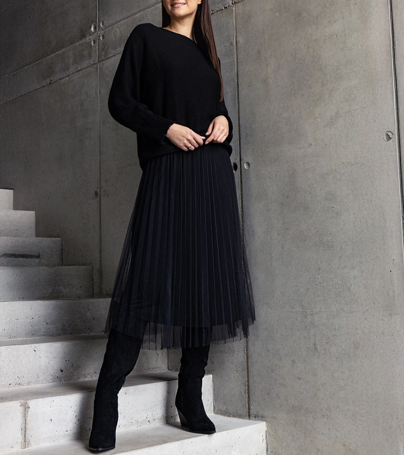 Cerný komplet svetr a šaty s tylu Sorenla.