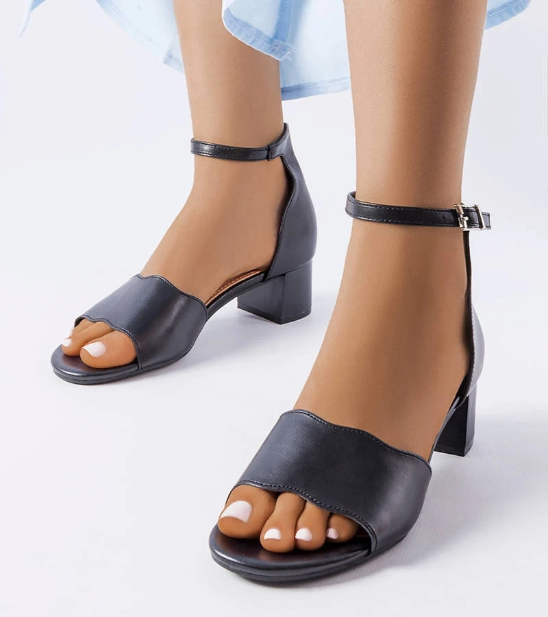 Černé sandály Mulberry na nízkém jehlovém podpatku