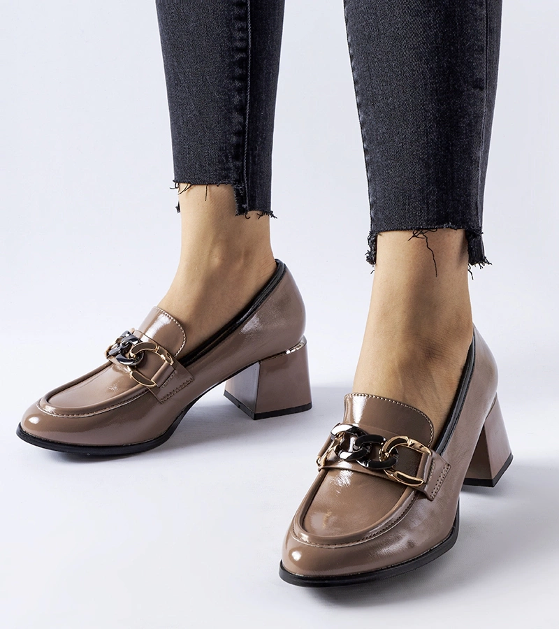 Hnědé lakované lodičky na podpatku Brenta