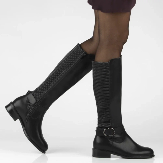 Černé kozačky s elastickým svrškem a ozdobnou sponou Zendaia