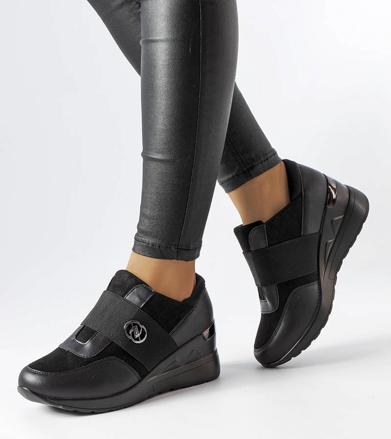 Černé nazouvací tenisky s platformovým podpatkem Skips