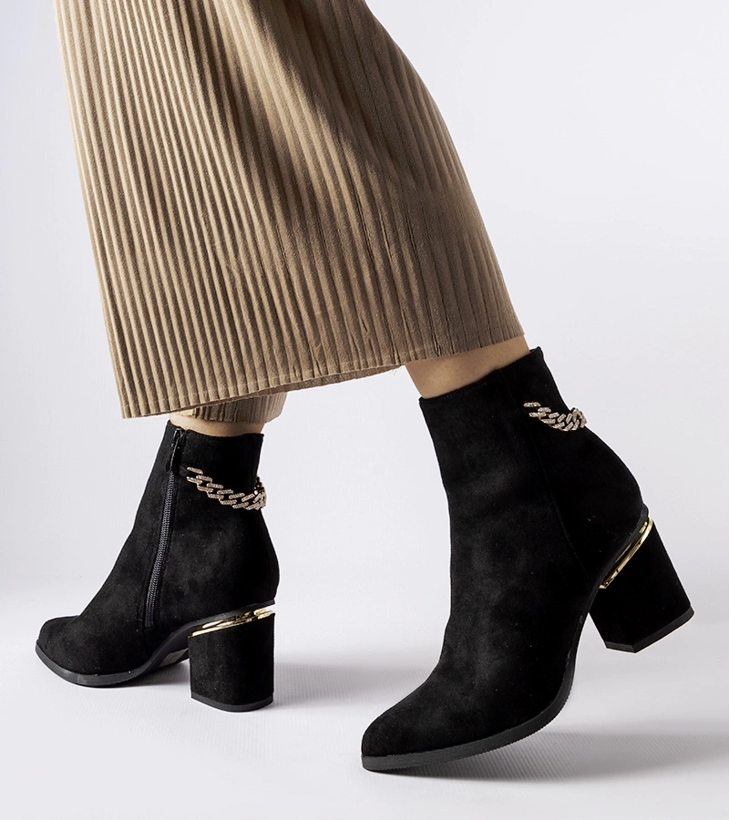 Černé kotníčkové boty na podpatku Hiney