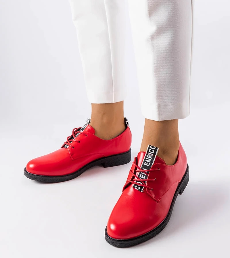 Červené oxfordky zdobené perforací Lizotte