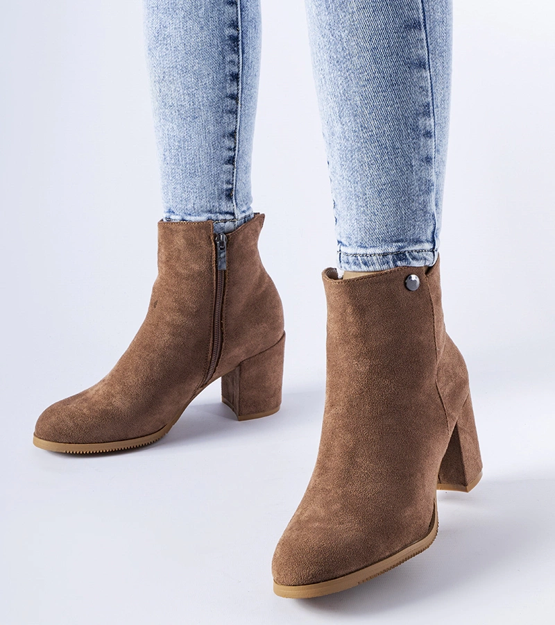 Hnědé kotníčkové boty na nízkém podpatku z ekokožeše Risano