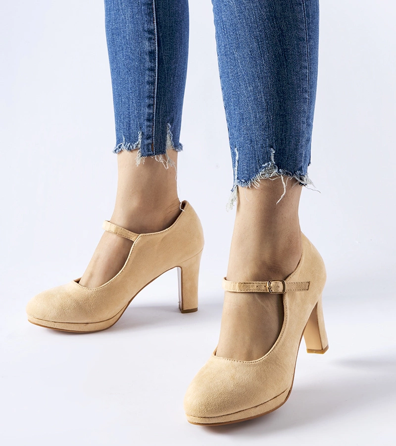 Béžové boty na podpatku s přezkou Serri