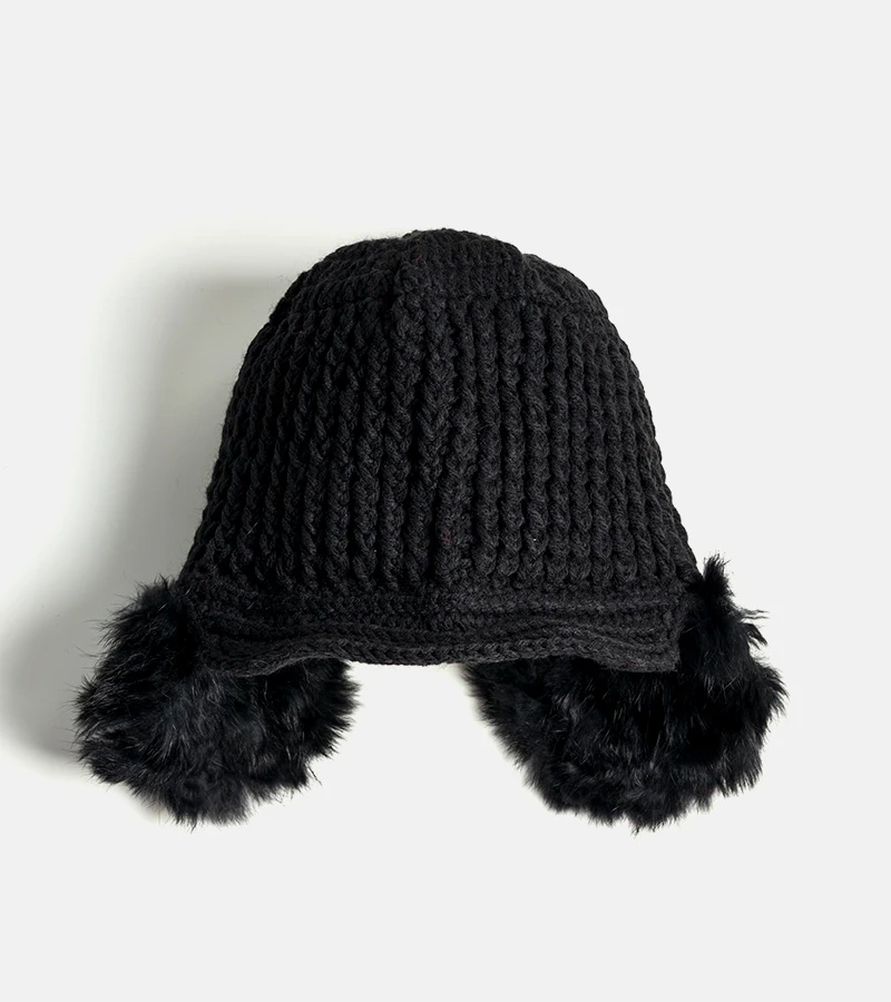 Černá čepice s chrániči sluchu Zora