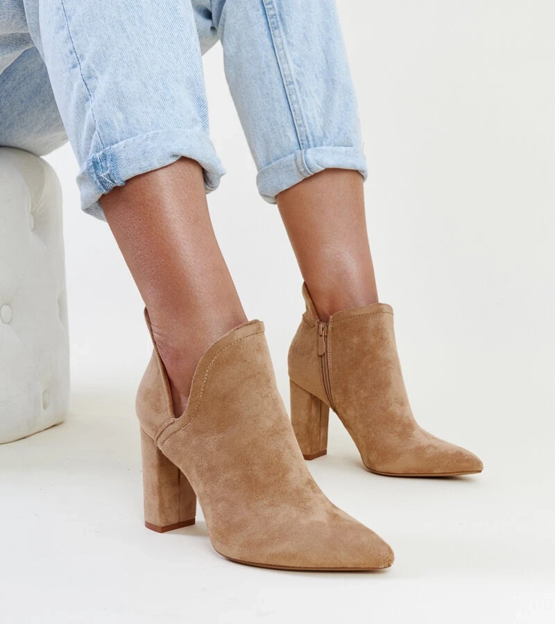 Tmavě béžové asymetrické kotníčkové boty na sloupku Taylana