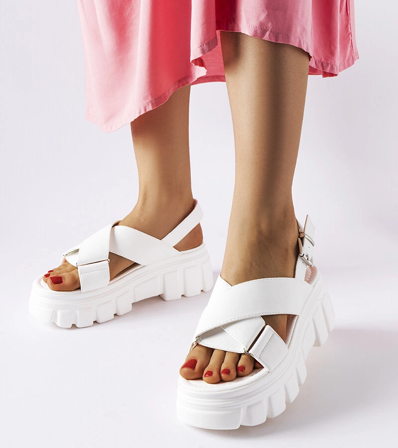 Bílé elegantní sandály na platformě Torriana