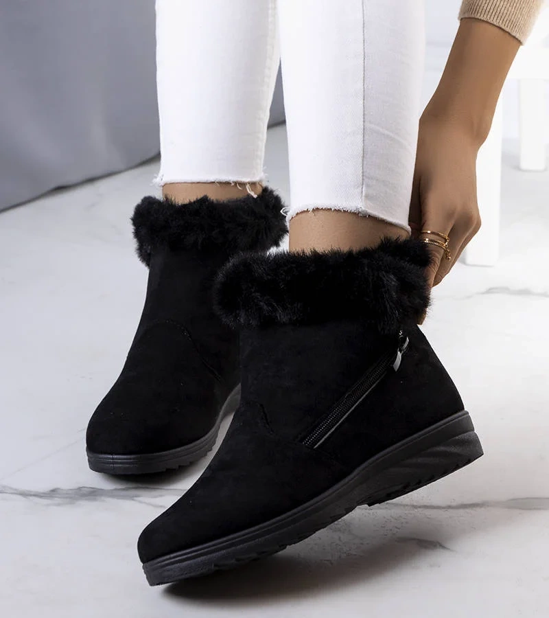 Černé zateplené sněhule z umělé kožešiny od společnosti Crina