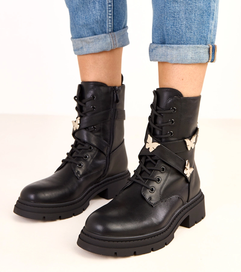 Černé kotníkové boty zdobené motýlky Justia