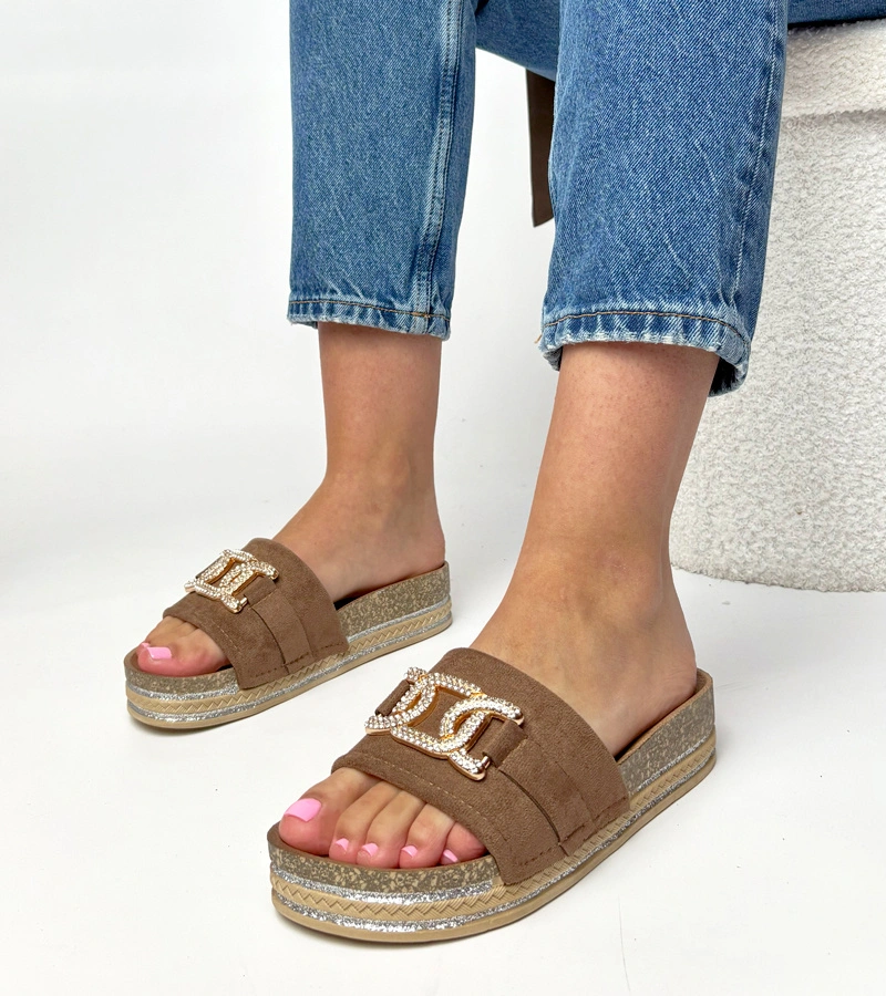 Hnědé pantofle na platformě s lesklými ozdobami Faustine