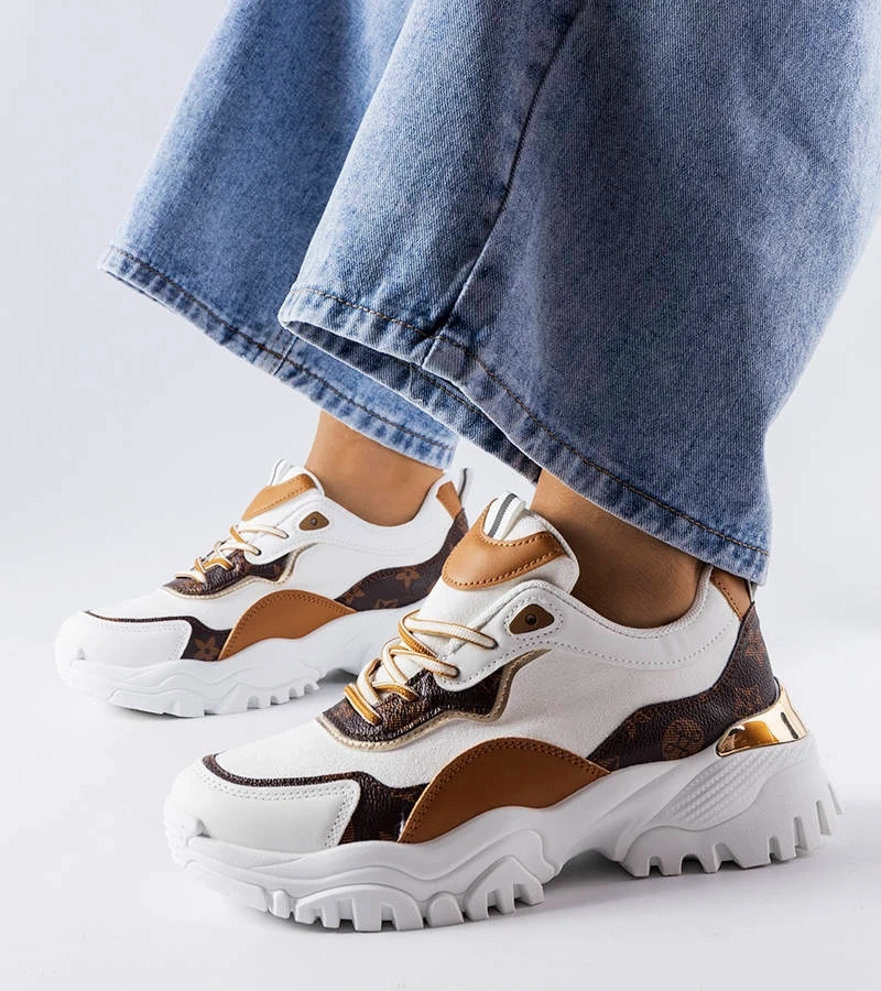 Bílé tenisky na nepravidelné podrážce od společnosti Alta