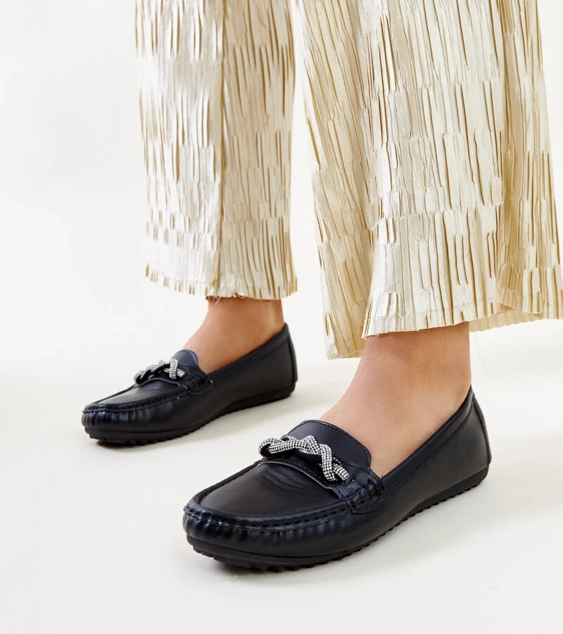 Černé mokasíny zdobené kubíky Adiba