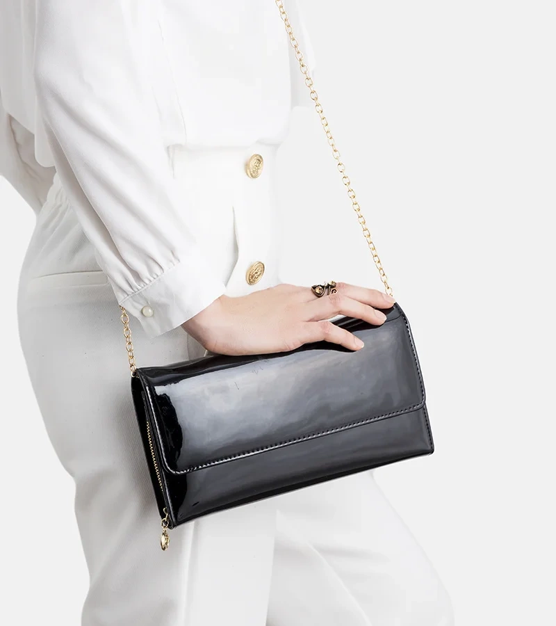 Černá lakovaná kabelka Korgas