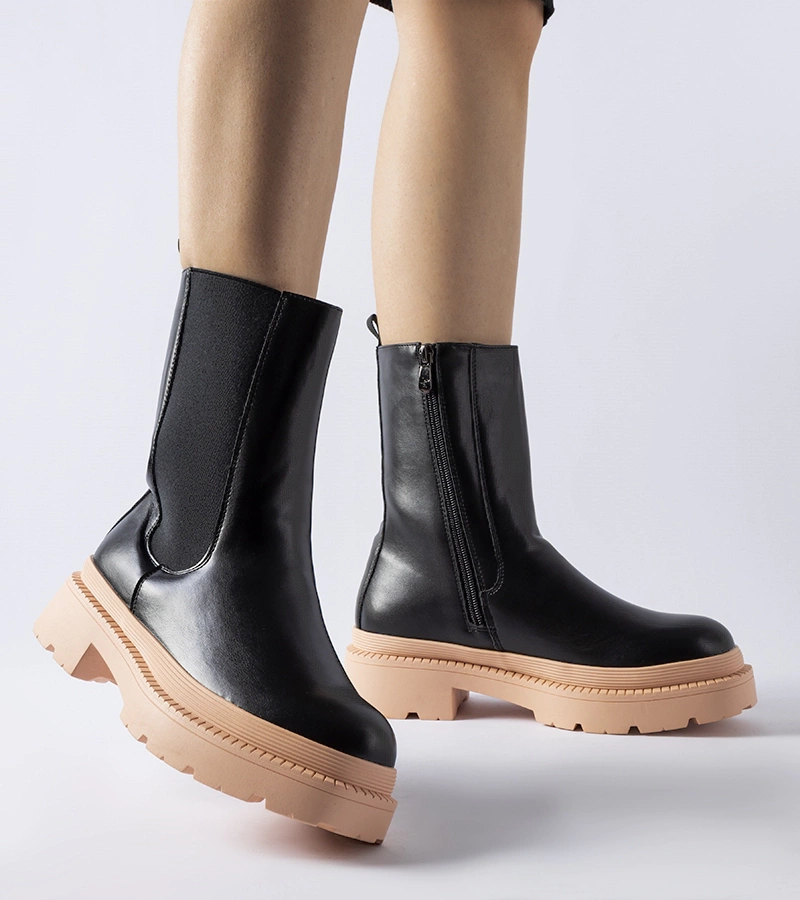 Černé kotníkové boty na světle růžové podrážce Garden