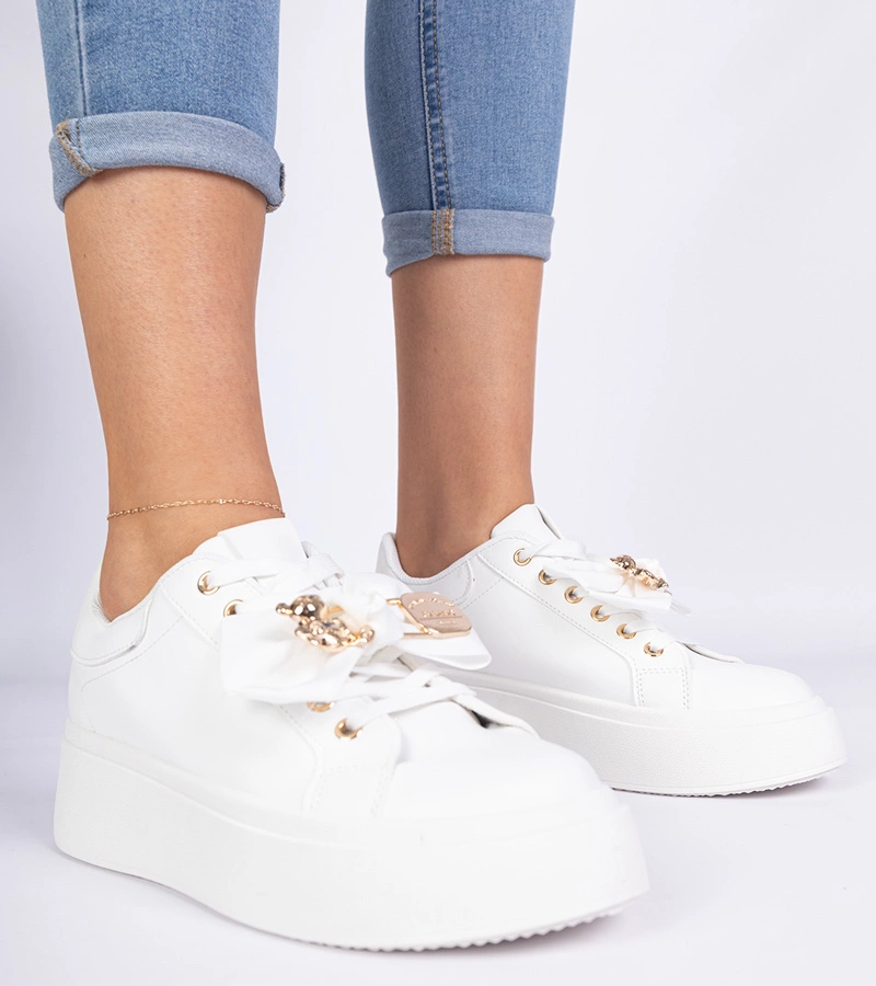 Bílé tenisky zdobené mašlí a zlatým medvídkem Karinka