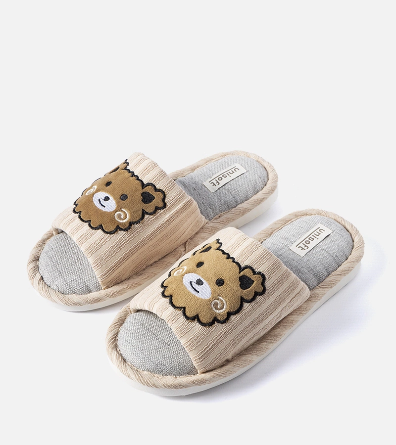 Bežcové pantofle zdobené nášivkou Lewisville