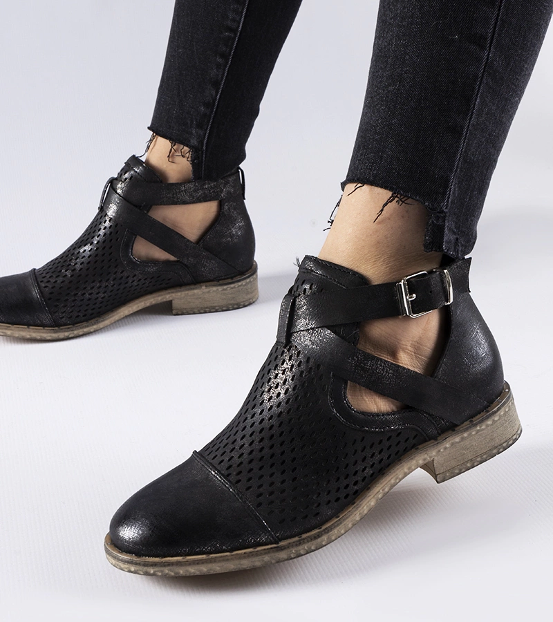 Černé ažurové výrazně vykrojené kotníkové boty Kooter