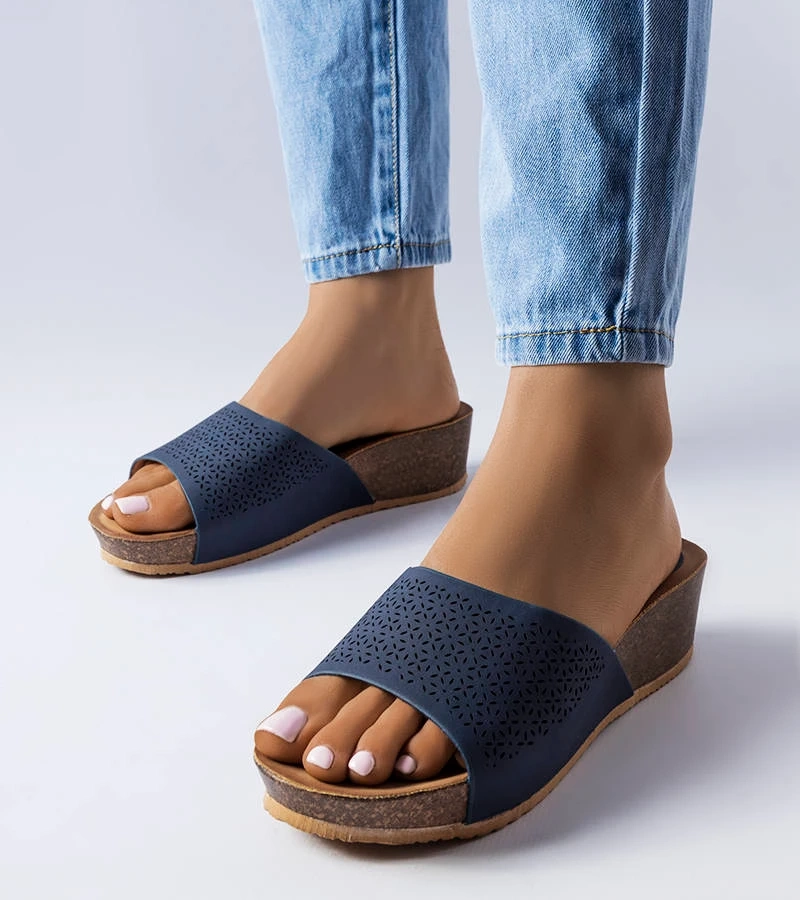 Tmavě modré prolamované žabky Bourque na podpatcích