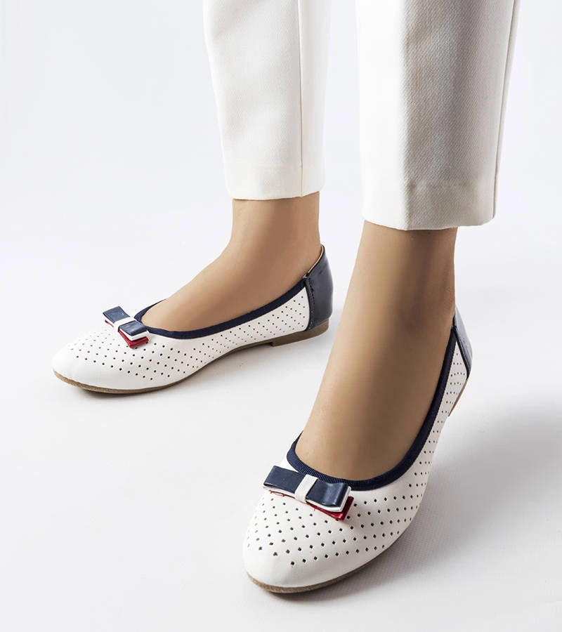 Bílé ažurové baleríny s mašlí od značky Tisser