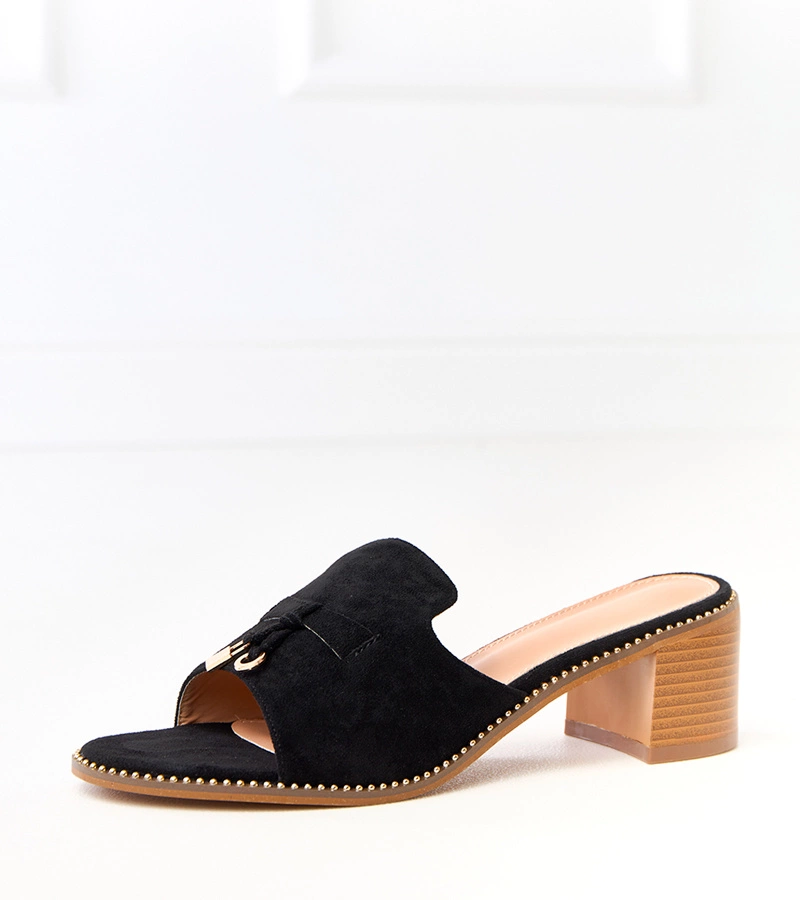 Černé pantofle na podpatku s ozdobou na pásku Gariend