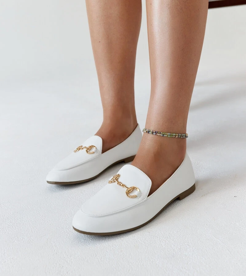 Bílé mokasíny s přezkou Erminia