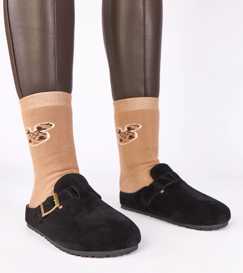 Černé pantofle s ozdobnou sponou Atoria