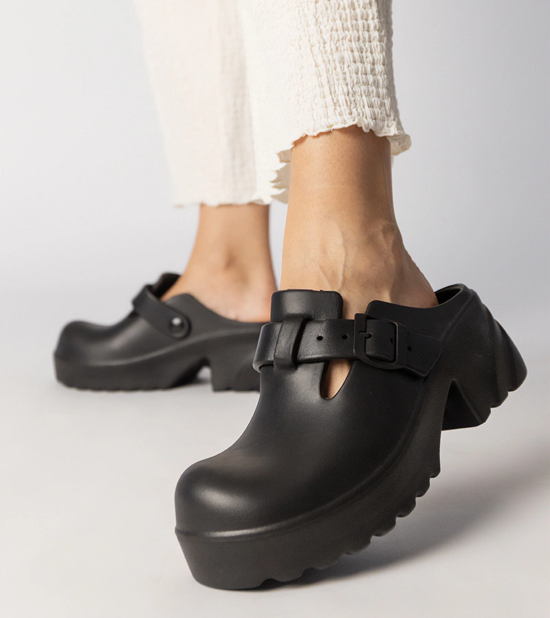 Černé pantofle dřeváky uzavřené Ferina